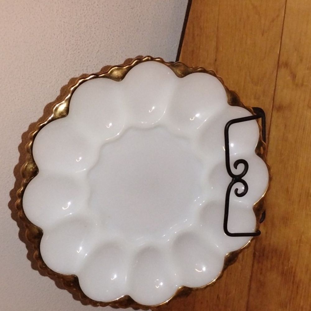Vintage Hazel Atlas Egg PlateMilk Glass W/Gold Gilded Edge Beautiful - Picture 3 of 4